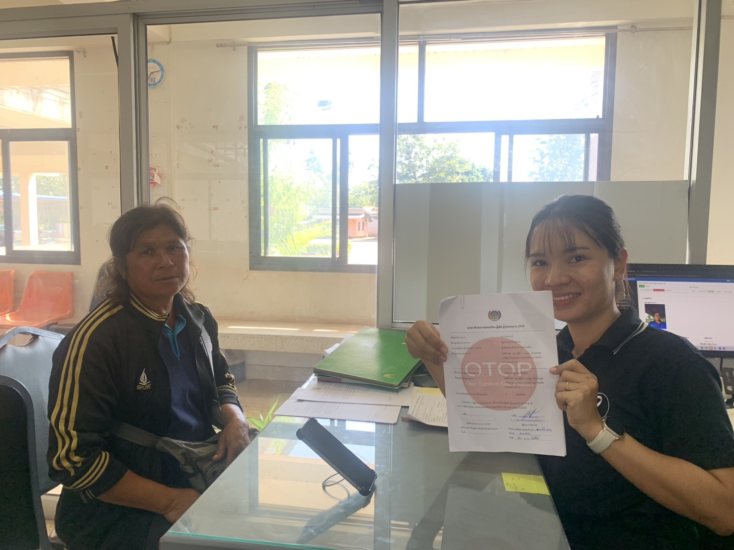 สำนักงานพัฒนาชุมชนอำเภออากาศอำนวย:  ขับเคลื่อนการดำเนินงานโครงการหนึ่งตำบล หนึ่งผลิตภัณฑ์ (OTOP) และอำนวยความสะดวก ผู้ผลิต ผู้ประกอบการ OTOP เข้าร่วมโครงการ “คนละครึ่ง พลัส”