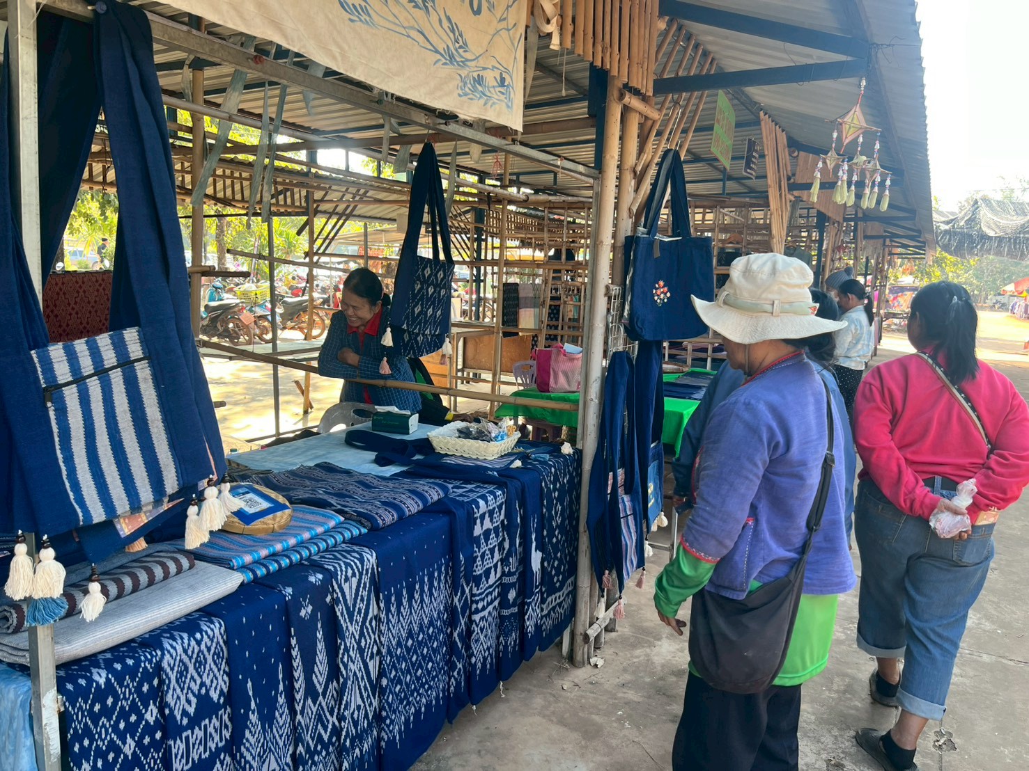 พช.อากาศอำนวย จ.สกลนคร : ส่งเสริมกลุ่มผู้ผลิตผู้ประกอบการ OTOP เข้าร่วมจำหน่ายสินค้าผ้าครามที่ตลาดประชารัฐหน้าที่ว่าการอำเภออากาศอำนวย