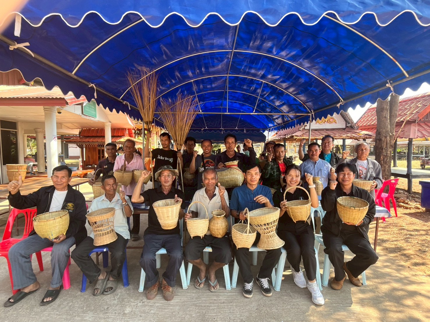 พช.อากาศอำนวย จ.สกลนคร : ดำเนินโครงการจัดตั้งและพัฒนากลุ่มอาชีพ 