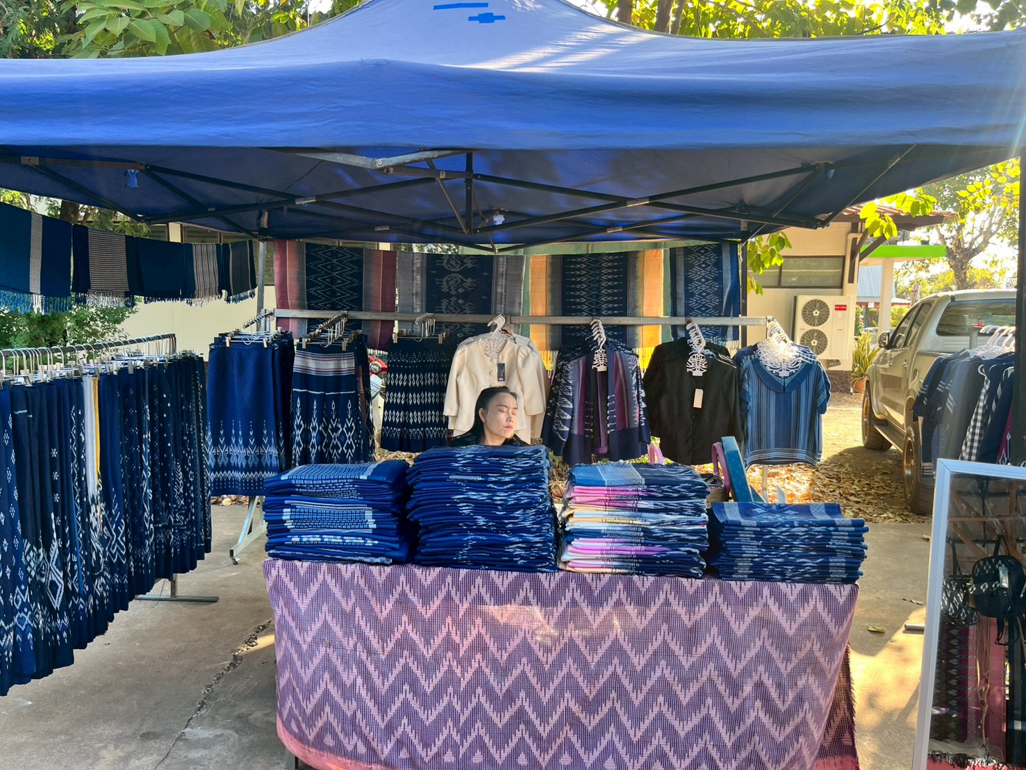 พช.อากาศอำนวย จ.สกลนคร : ส่งเสริมกลุ่มผู้ผลิตผู้ประกอบการ OTOP เข้าร่วมจำหน่ายสินค้าผ้าครามที่ตลาดประชารัฐหน้าที่ว่าการอำเภออากาศอำนวย