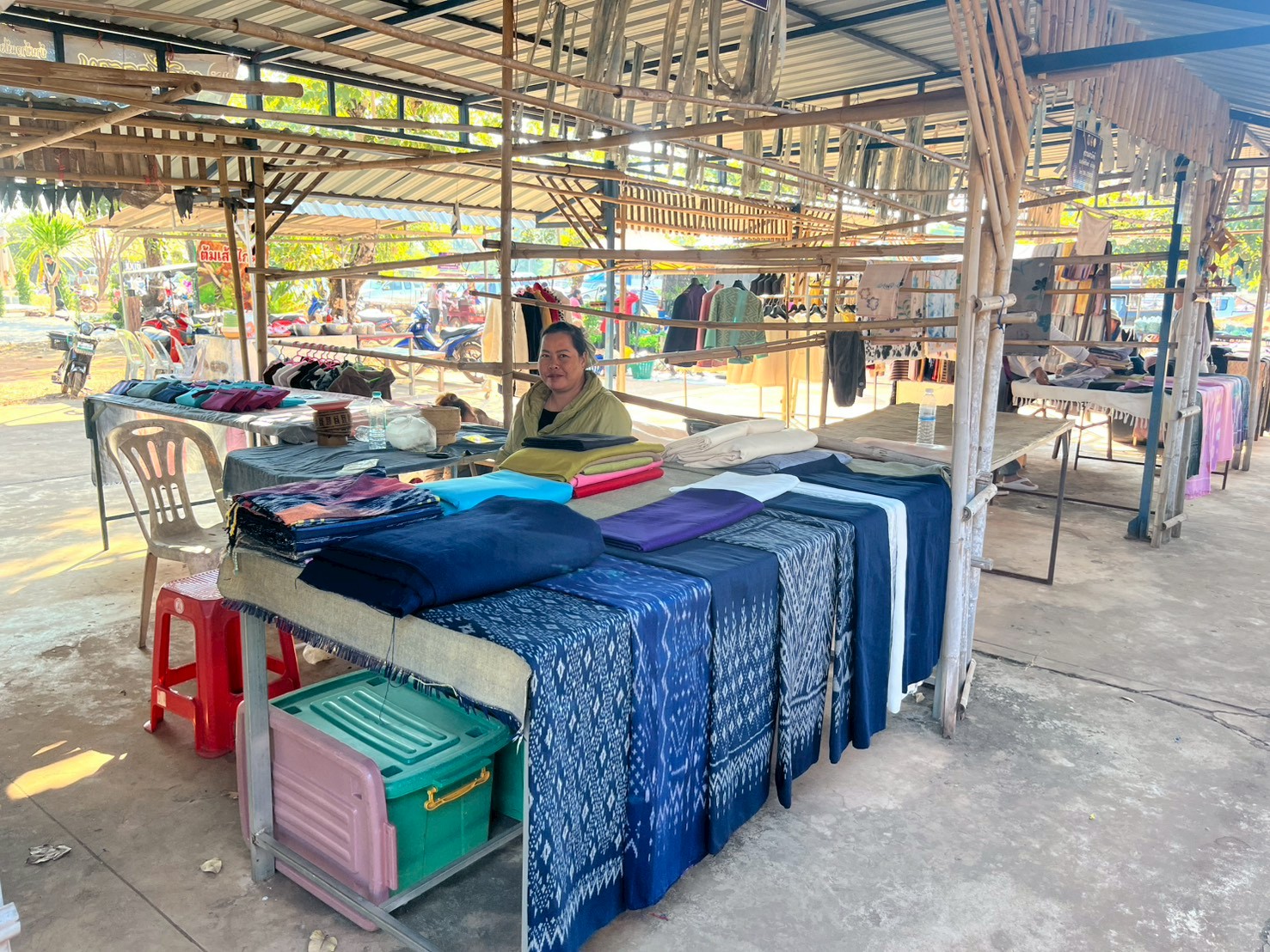 พช.อากาศอำนวย จ.สกลนคร : ส่งเสริมกลุ่มผู้ผลิตผู้ประกอบการ OTOP เข้าร่วมจำหน่ายสินค้าผ้าครามที่ตลาดประชารัฐหน้าที่ว่าการอำเภออากาศอำนวย