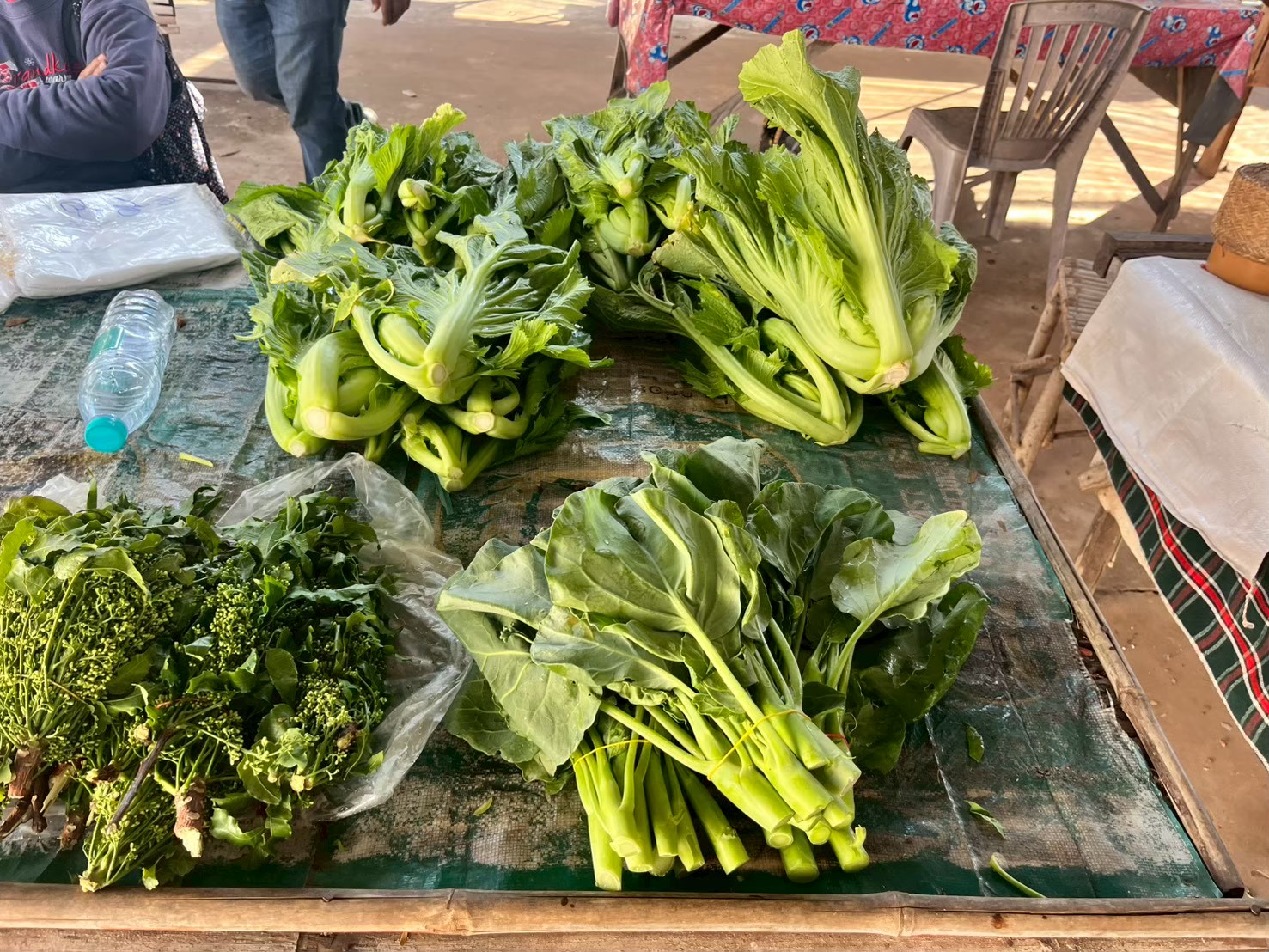 พช.อากาศอำนวย จ.สกลนคร : ส่งเสริมกลุ่มผู้ผลิตผู้ประกอบการ OTOP เข้าร่วมจำหน่ายสินค้าผ้าครามที่ตลาดประชารัฐหน้าที่ว่าการอำเภออากาศอำนวย