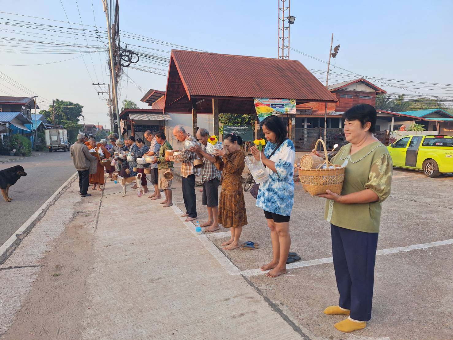 ทำบุญตักบาตร