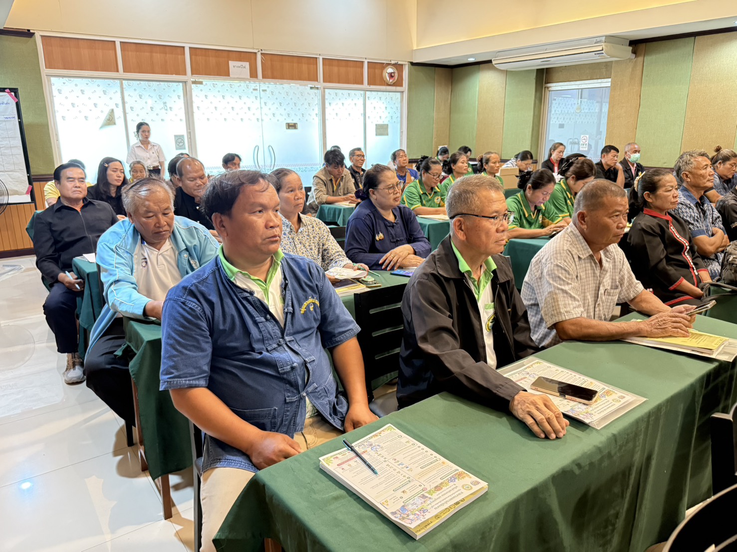พช.อากาศอำนวย จ.สกลนคร : ร่วมโครงการประชุมเชิงปฏิบัติการส่งเสริมกิจกรรมเครือข่ายกลุ่มออมทรัพย์เพื่อการผลิต (ระดับจังหวัด)