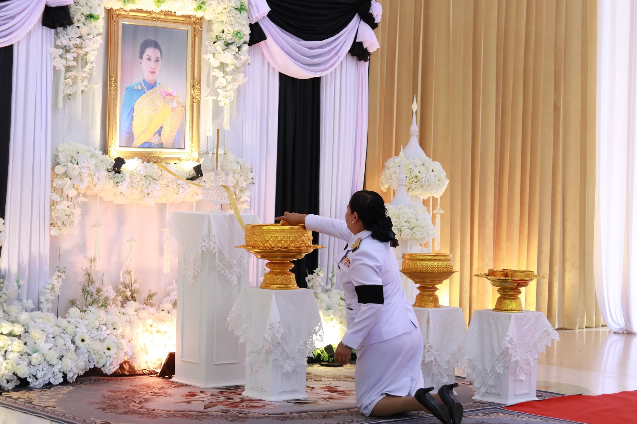 พช.อากาศอำนวย จ.สกลนคร : ร่วมพิธีถวายน้ำสรงพระศพและลงนามถวายความอาลัย เบื้องหน้าพระรูปสมเด็จพระเจ้าลูกเธอ เจ้าฟ้าพัชรกิติยาภา นเรนทิราเทพยวดี กรมหลวงราชสาริณีสิริพัชร มหาวัชรราชธิดา