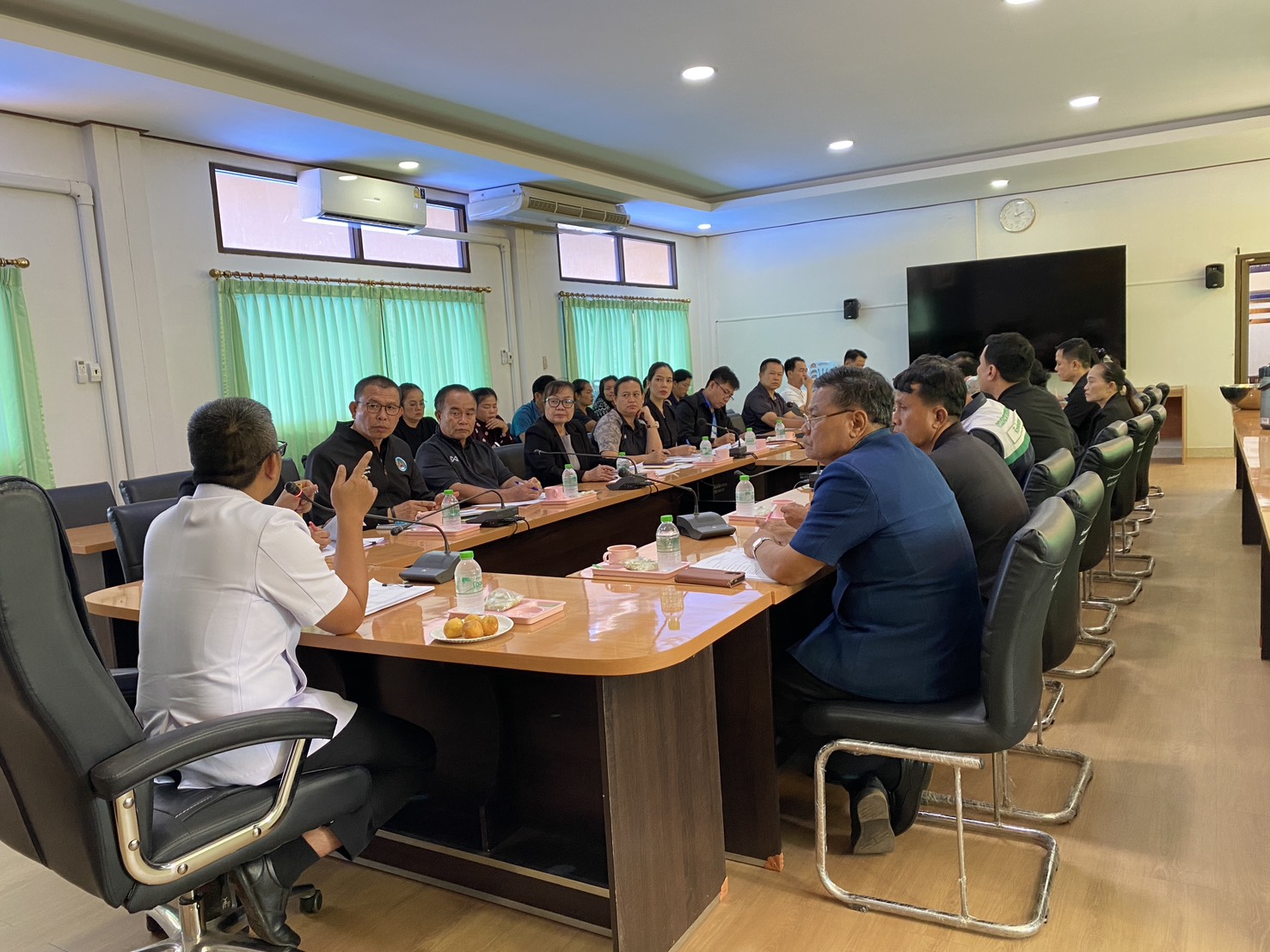 พช.อากาศอำนวย จ.สกลนคร : ประชุมเตรียมความพร้อมการจัดพิธีถวายดอกไม้จันทน์ของประชาชนในส่วนภูมิภาค