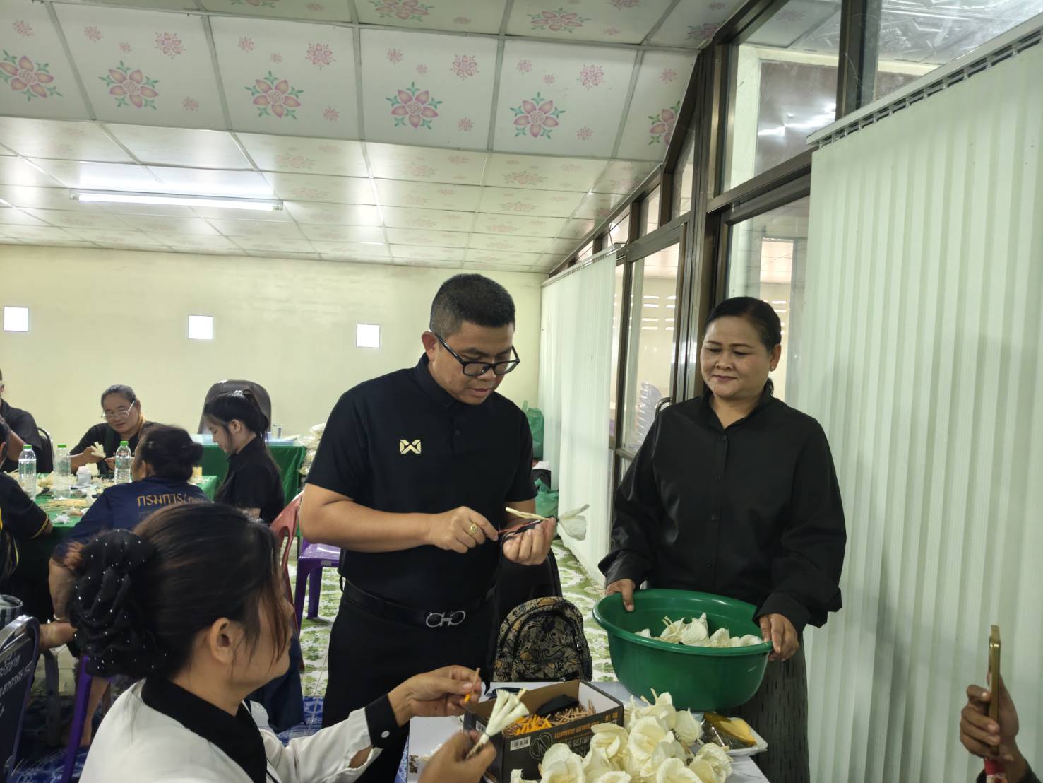 พช.อากาศอำนวย จ.สกลนคร : ขับเคลื่อนการจัดทำดอกไม้จันทน์อย่างต่อเนื่อง เตรียมความพร้อมพิธีถวายดอกไม้จันทน์ในส่วนภูมิภาค