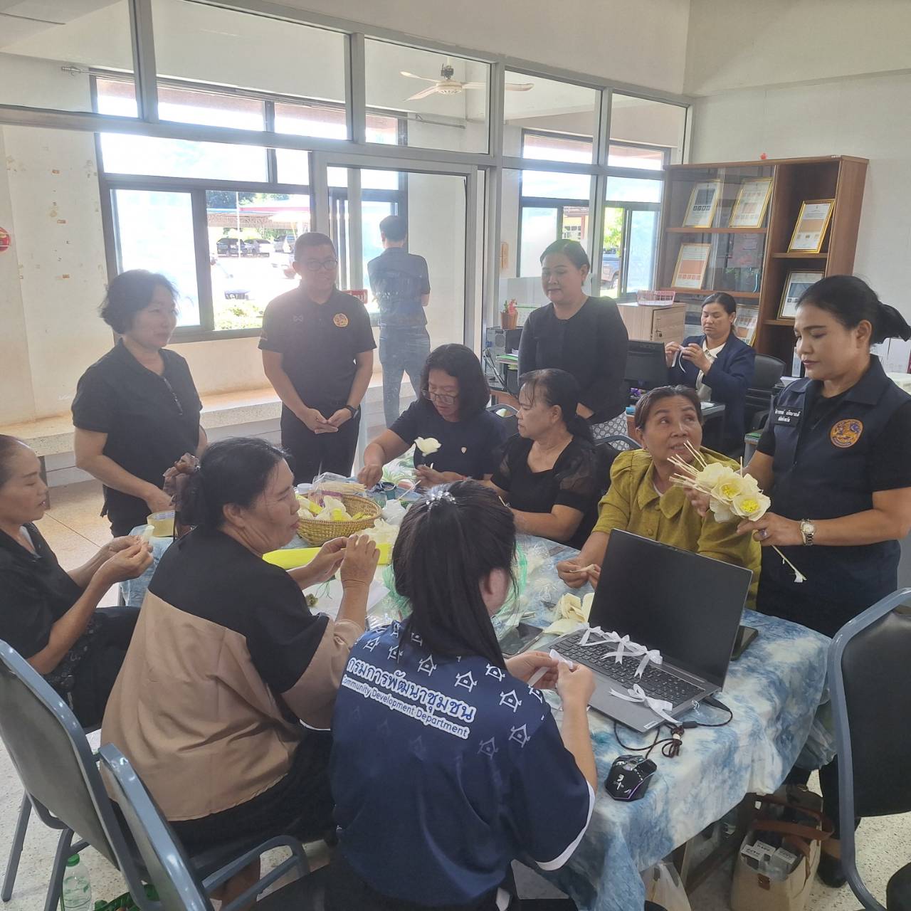 พช.อากาศอำนวย จ.สกลนคร : ขับเคลื่อนการจัดทำดอกไม้จันทน์อย่างต่อเนื่อง เตรียมความพร้อมพิธีถวายดอกไม้จันทน์ในส่วนภูมิภาค