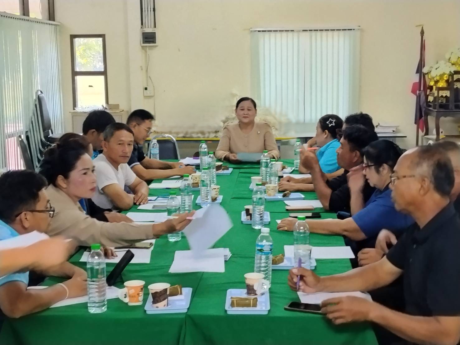 พช.อากาศอำนวย จ.สกลนคร : ประชุมคณะกรรมการเครือข่ายกองทุนแม่ของแผ่นดิน ระดับอำเภอ