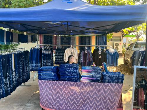 พช.อากาศอำนวย จ.สกลนคร : ส่งเสริมกลุ่มผู้ผลิตผู้ประกอบการ OTOP เข้าร่วมจำหน่ายสินค้าผ้าครามที่ตลาดประชารัฐหน้าที่ว่าการอำเภออากาศอำนวย