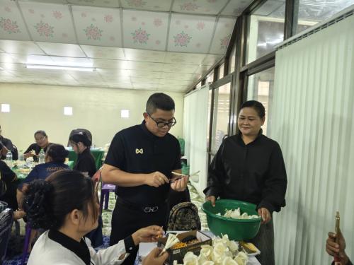 พช.อากาศอำนวย จ.สกลนคร : ขับเคลื่อนการจัดทำดอกไม้จันทน์อย่างต่อเนื่อง เตรียมความพร้อมพิธีถวายดอกไม้จันทน์ในส่วนภูมิภาค